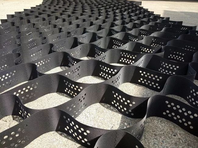 Георешітка геосітка пластикова для схилів берегів доріжок виробник