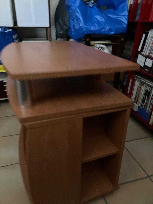 Móvel de TV em madeira com topo rotativo