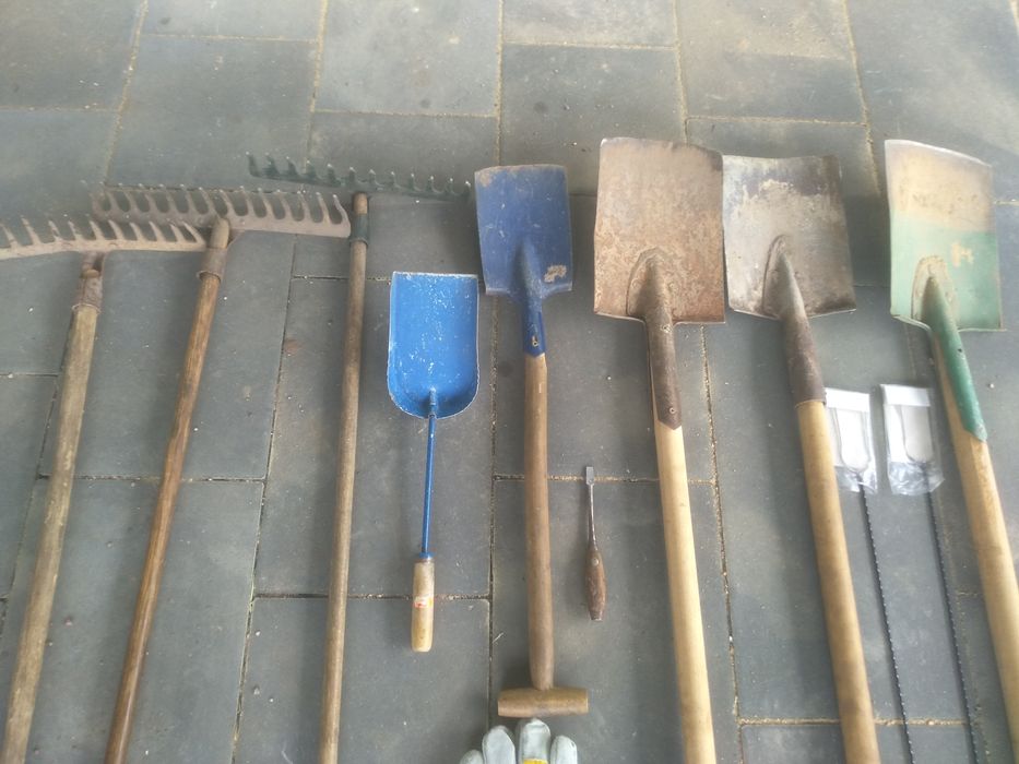 Grabie szpadle siekiery sekatory widły wiadro taczka rekawice