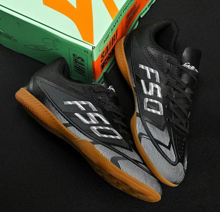 Бутси, сороконіжки, футзалки (дорослі, дитячі)