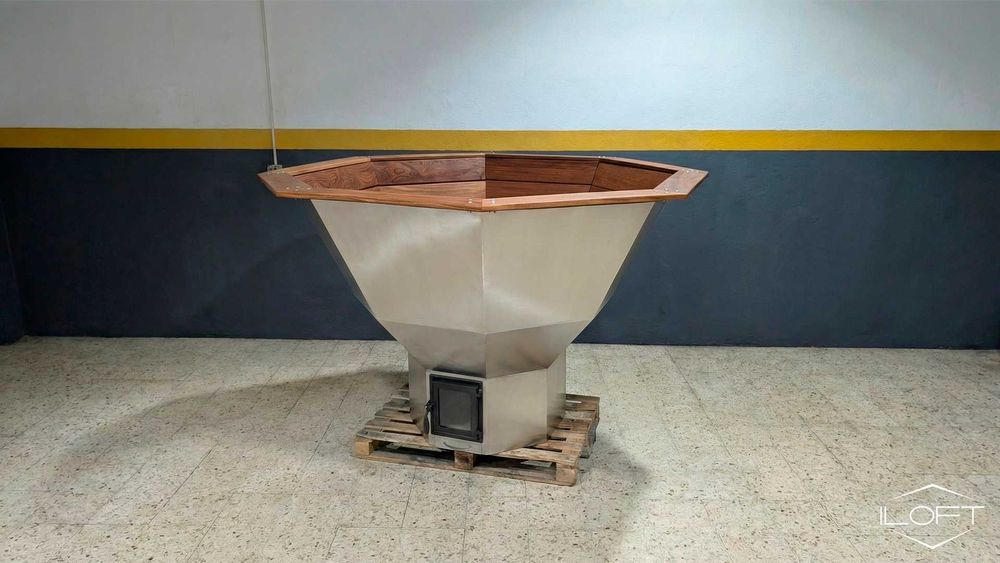 Hot tub "BJÖRN". Uma única banheira de imersão exterior aquecida. SPA.