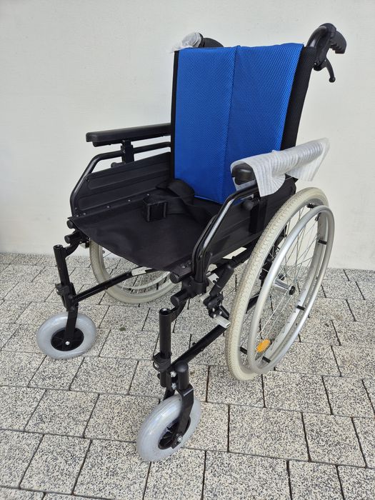 Wózek inwalidzki wykonany ze stopów lekkich