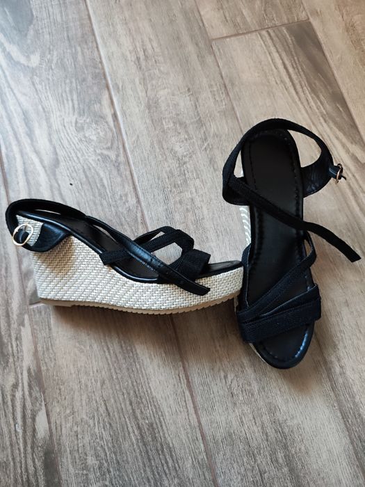 Босоніжки на платформі