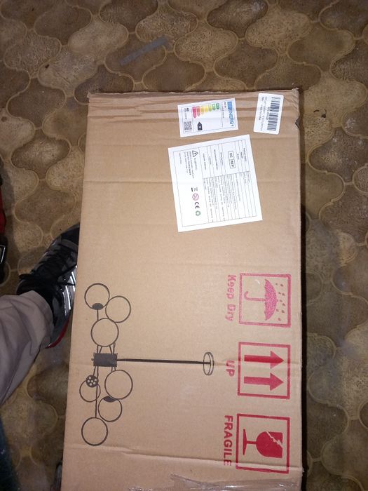 Żyrandol złoty z białymi kloszami