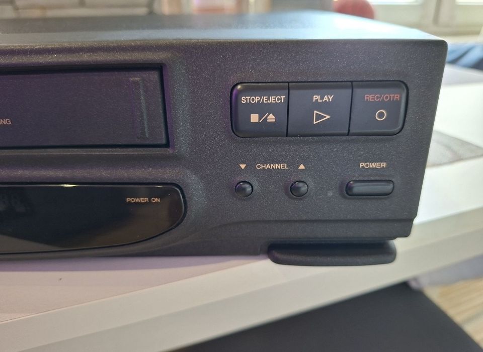 Odtwarzacz VHS Orion  - siedem vhs