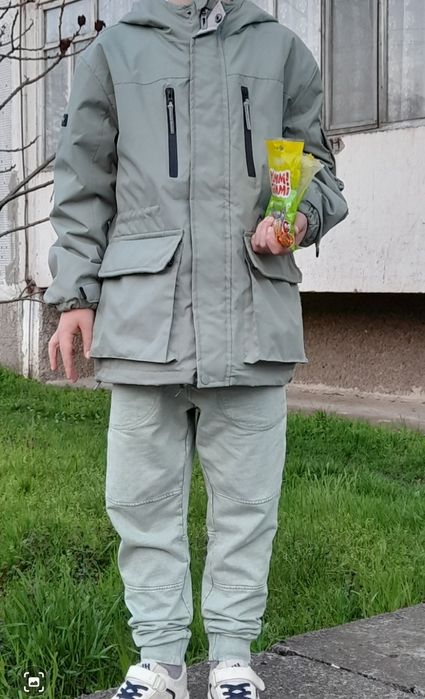 Куртка легенька на хлопчика 146 р.