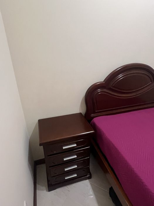 cama  solteiro com colchão, com mesinha cabeçeira