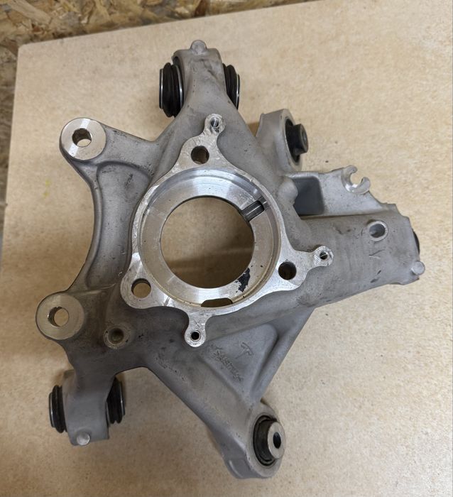 Tesla Model Y кулак поворотний задній правий