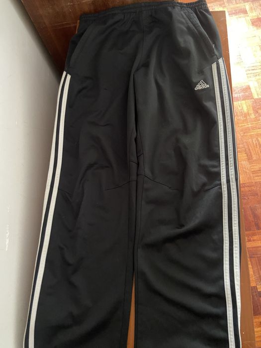 Calças da adidas preta e branca