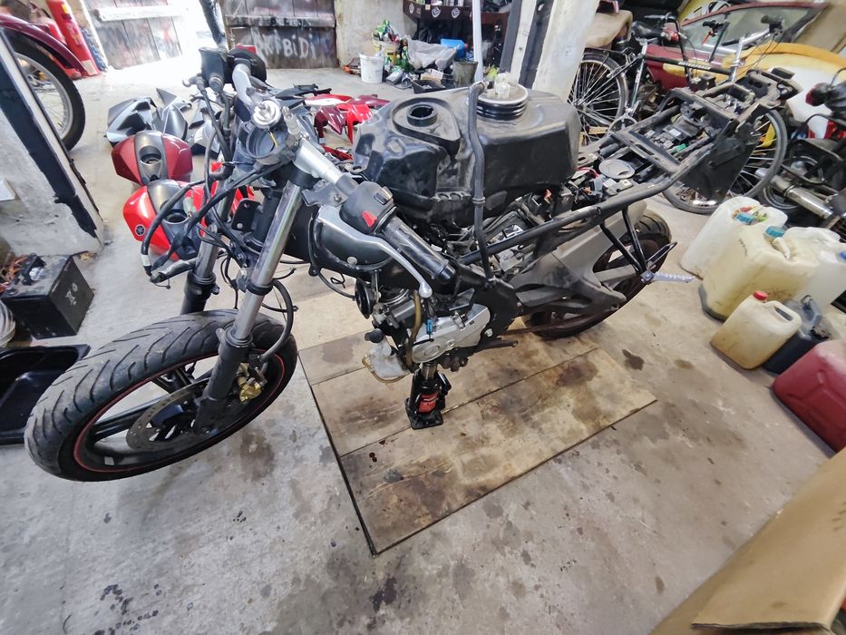Yamaha yzf r125 . 2008-2014,  2010 cała na części plastiki rama itp.