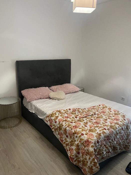 Suíte moderna com casa de banho privada e varanda no centro de Setúbal (sem internet)