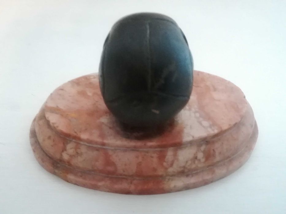 Pisa papéis bronze e mármore caveira