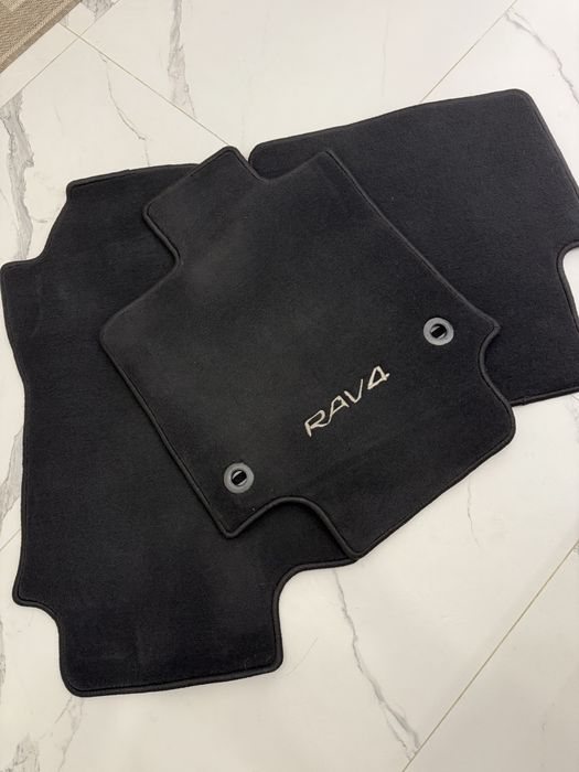 Килим на авто RAV 4
