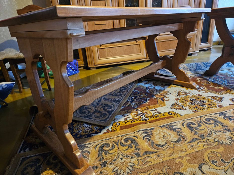 Stół dębowy lakierowany