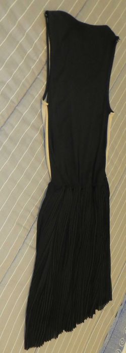 Vestido Springfield, dourado à frente, saia preta plissada e forrada M