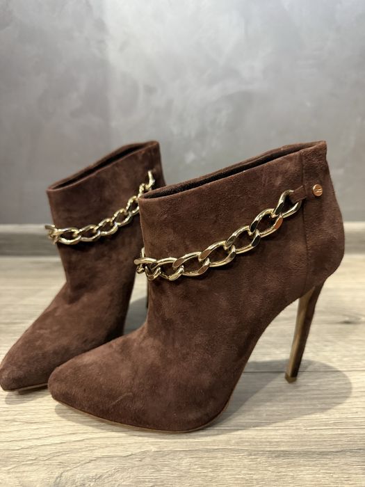 Люксові замшеві ботильйони elisabetta franchi з золотим ланцюжком