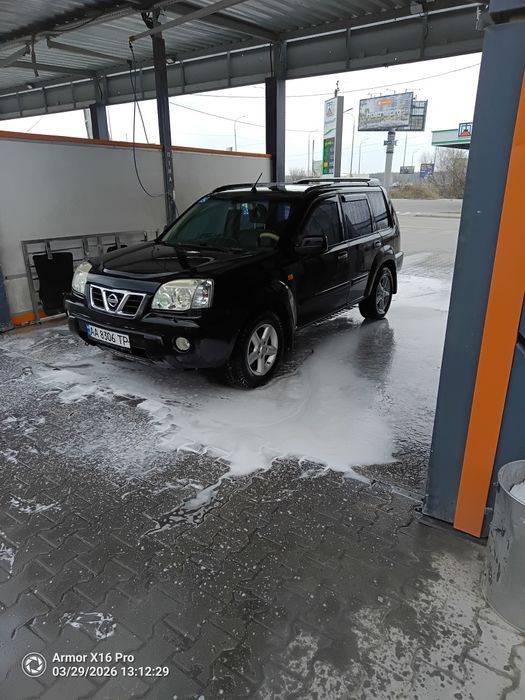 Продам Ніссан хтрайл 2.0,в гарному стані масло не їсть ,КПП автомат .