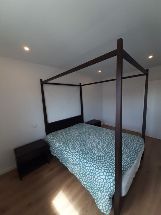 Conjunto Cama com dossel e mesinhas de cabeceira