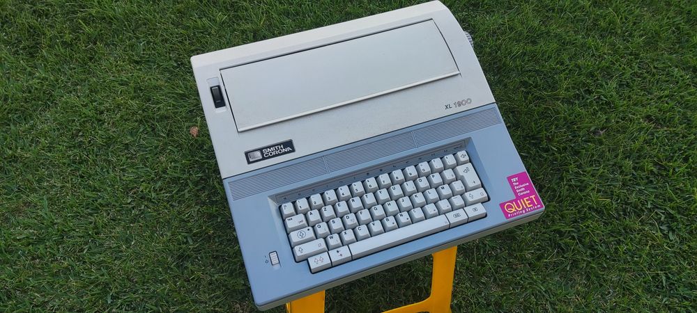 Máquina de escrever eletrónica Smith Corona XL 1900