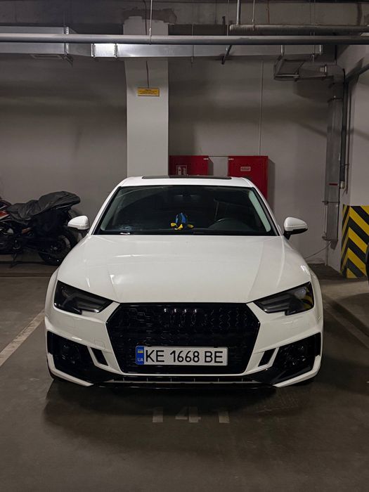 AUDI A4B9 2016.