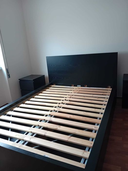 Conjunto Cama Casal IKEA MALM (140x200) c/ 4 Gavetões + 2 Mesas Cabeceira 180€