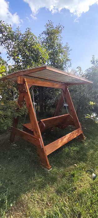 Садова дерев'яна качеля