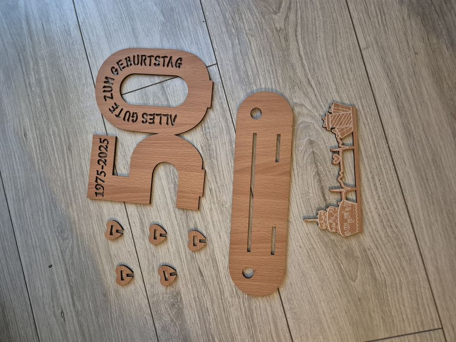 Drewniana Statuetka na 50. Urodziny – Personalizowany Prezent (1975-20