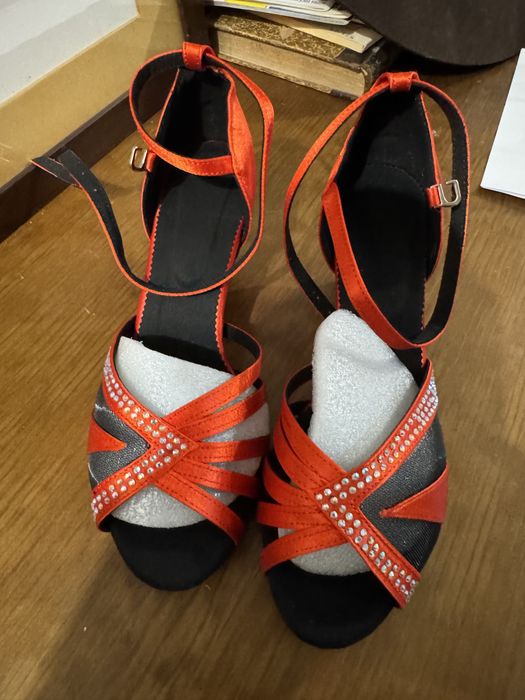 Sapatonde salto alto - vermelhos de cetim- Tam. 40