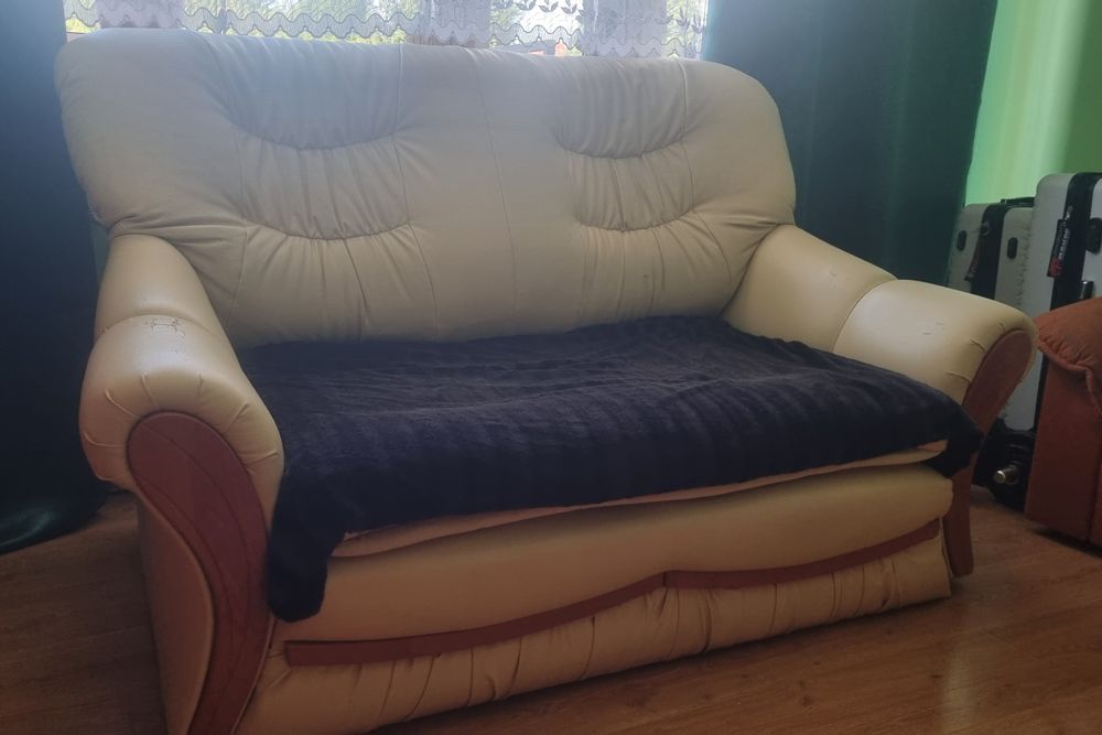 Biała sofa skórzana rozkładana