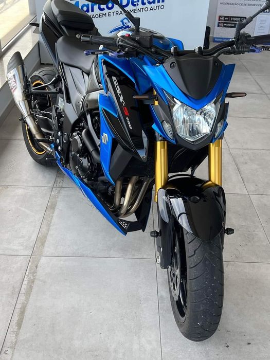 Suzuki gsx-s750.