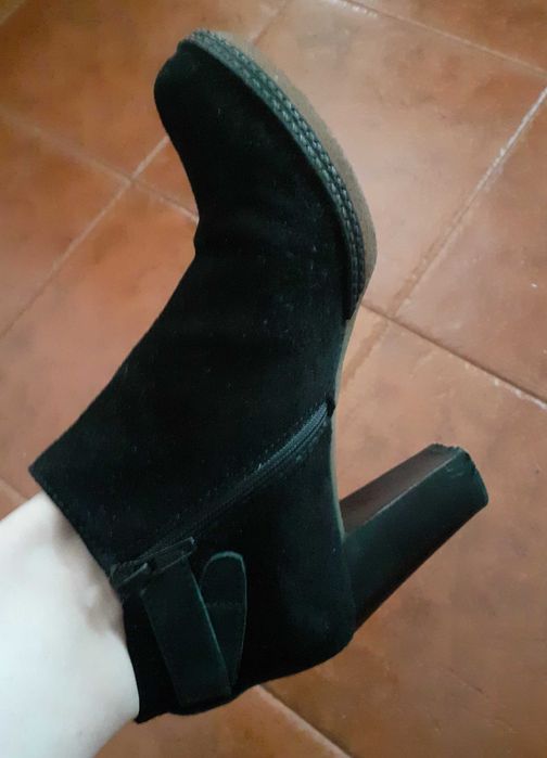 Botins/botas pretas camurça salto alto Gianna 36