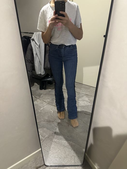 сині джинси кльош роблять шикарну фігуру