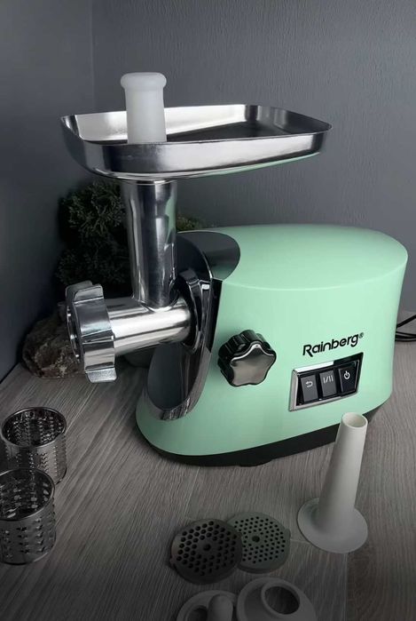 Потужна м'ясорубка з насадками хороша штука для кухні