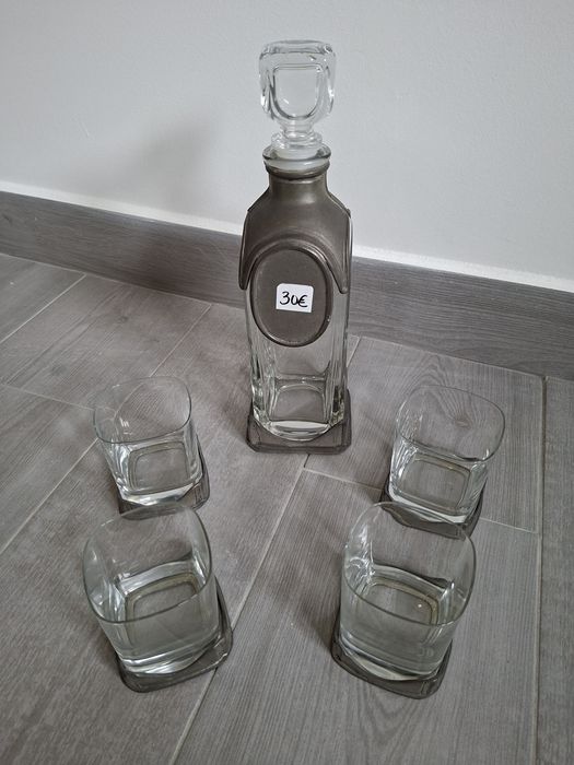Copos e garrafa de decoração