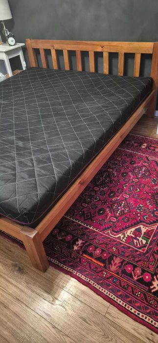 Sprzedam łóżko drewniane z materacem 160×200