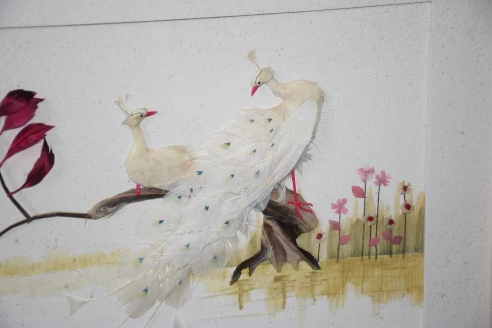 Quadro artesanal muito antigo, feito com penas verdadeiras de aves e algumas plantas secas – aves em alto relevo