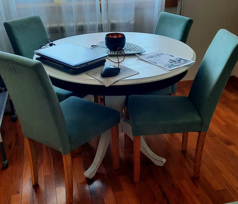 Conjunto de mesa e 4 cadeiras