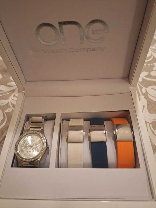 Relógio One box. Com quatro braceletes, três delas nunca usadas.