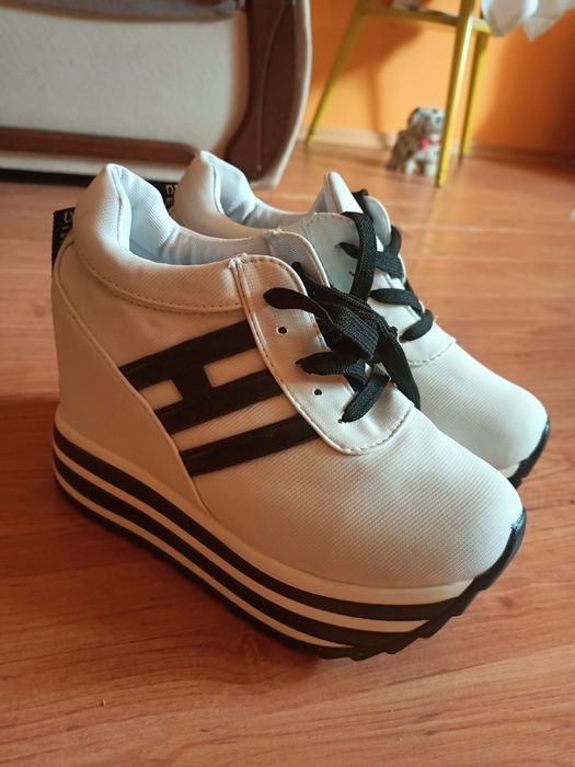 Sneakersy na koturnie Shein
