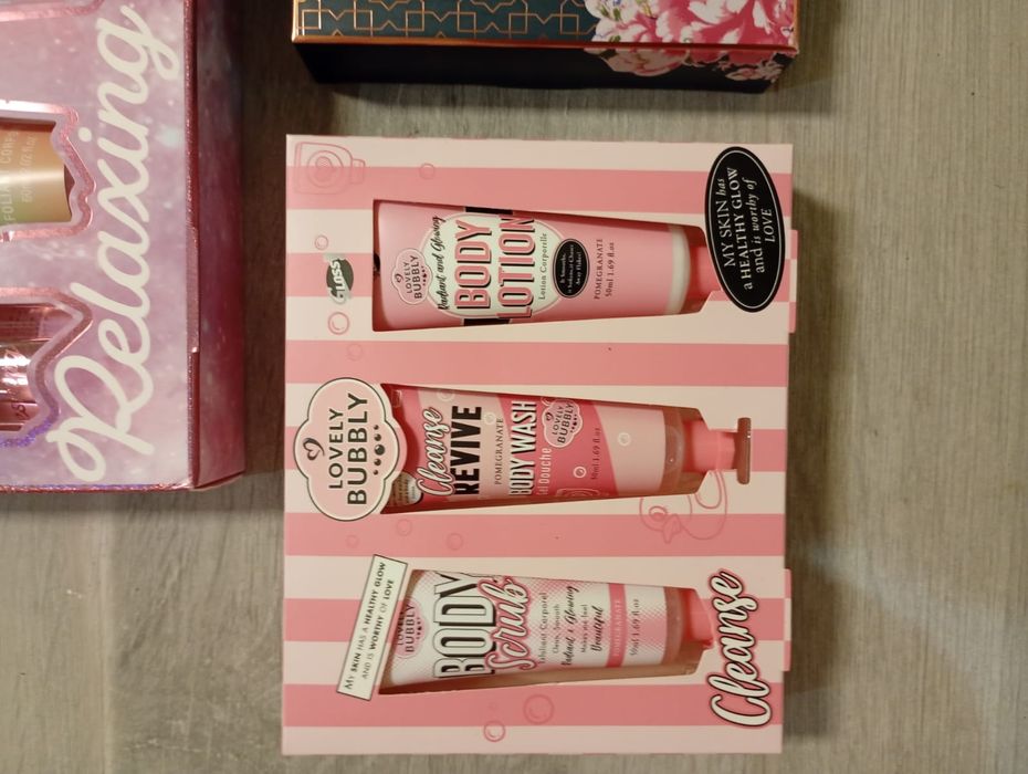 3 coffret cosméticos marca  Gloss , selados