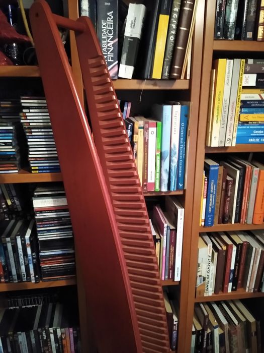 Estante para CDs em madeira