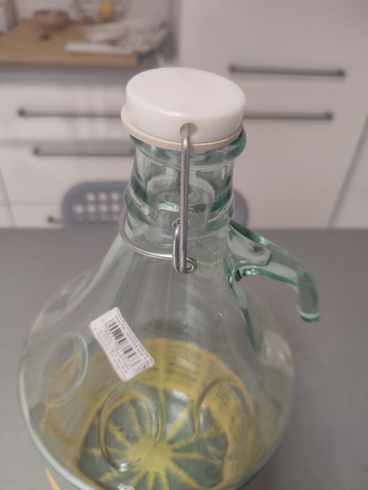 Szklany balon 5 l z uchwytem w koszu