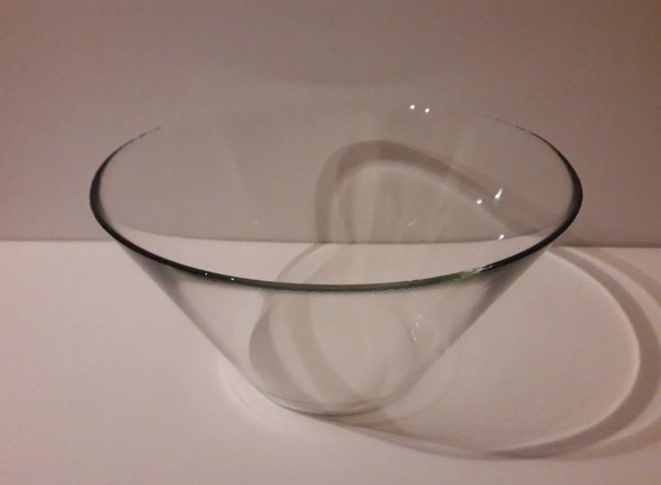 Two large glass goblets435433046740183043