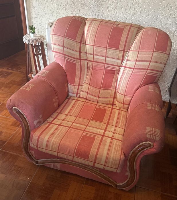 Sofa um lugar tecido e madeira