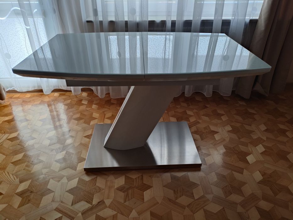 Stół rozkładany ze szklanym blatem