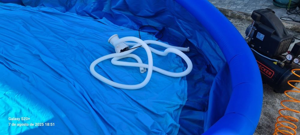 Piscina como nova pouco uso,tem motor de filtro