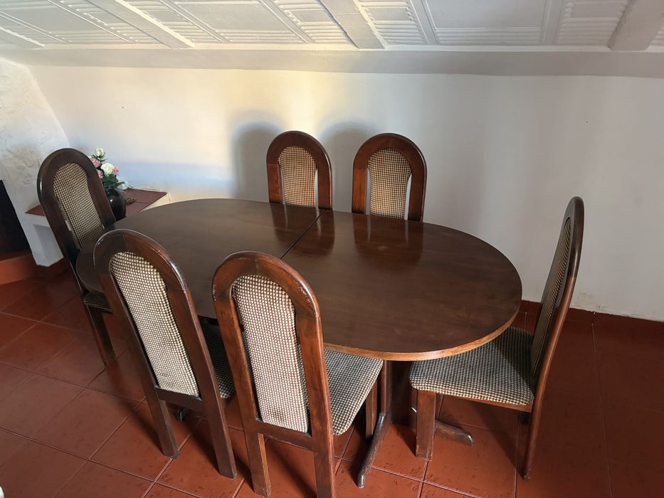Mesa de jantar de madeira com 6 cadeiras