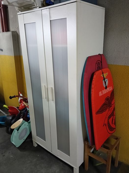 Guarda fato usado mas em bom estado.