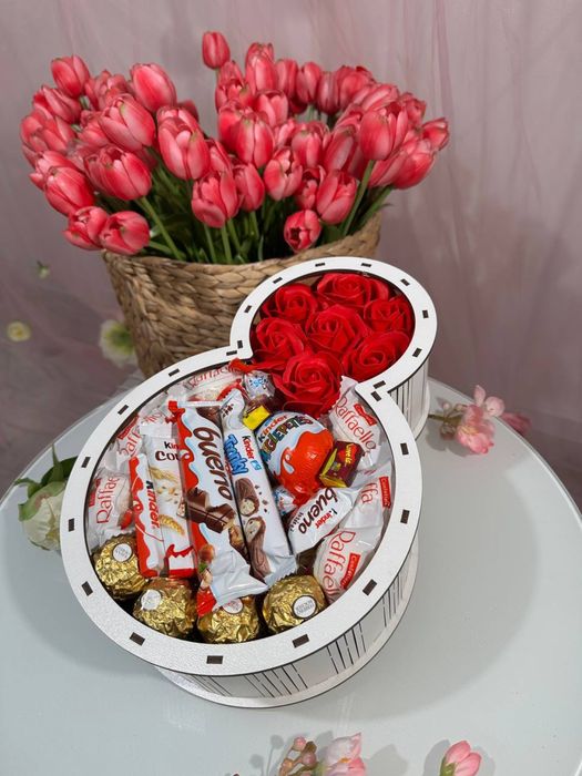 Солодкий подарунок на 8 березня з мильними квітами, преміум солодощами