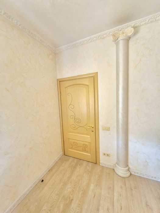 Продам розкішний будинок в центрі міста.